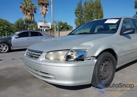 2001 Toyota Camry Le z USA, uszkodzony, nr VIN JT2BG22K010581136